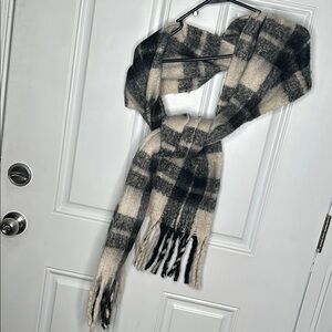 Lane Bryant Fuzzy Plaid Scarf in Black and Cream NWOT 🎉⭐️Host Pick 🎉 ⭐️